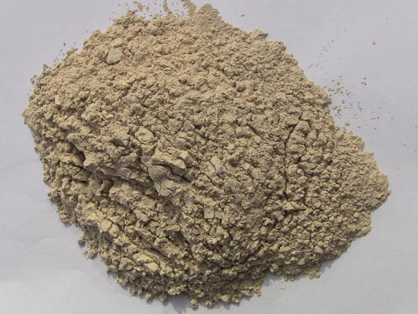 礬土性質(zhì) 礬土主要成分是氧化鋁，為煉鋁和耐火材料的主要原料。白色或灰白色，因含鐵而呈褐黃或淺紅色。密度3.45g/cm3，硬度1～3，不透明，質(zhì)脆。極難熔化，不溶于水，能溶于硫酸、氫氧化鈉溶液。 地區(qū)分布 中國鋁土礦資源比較豐富，在全國18個(gè)省、自治區(qū)、直轄市已查明鋁土礦產(chǎn)地205處，其中大型產(chǎn)地72處（不包括臺(tái)灣），主要分布在山西、山東、河北、河南、貴州、四川、廣西、遼寧、湖南等地。 投資前景 1.可用于煉鋁工業(yè)。用于國防、航空、汽車、電器、化工、日常生活用品等。 2.可用于精密鑄造。礬土熟料加工成細(xì)粉做成鑄模后精鑄。用于軍工、航天、通訊、儀表、機(jī)械及醫(yī)療器械部門。 3.可用于耐火制品。高鋁礬土熟料耐火度高達(dá)1780℃，化學(xué)穩(wěn)定性強(qiáng)、物理性能良好。 4.硅酸鋁耐火纖維。用于鋼鐵、有色冶金、電子、石油、化工、宇航、原子能、國防等多種工業(yè)，消防人員可用耐火纖維布做成衣服。 5.制造礬土水泥、研磨材料、陶瓷工業(yè)以及化學(xué)工業(yè)可制鋁的各種化合物。 鋁礬土磨粉制備 鋁礬土粉是選用煅燒過的熟鋁礬土礦石用雷蒙磨加工制成的細(xì)粉，粒度通常為100目-325目，在耐火材料行業(yè)得到了廣泛的應(yīng)用。通常加工的流程為先經(jīng)顎式破碎機(jī)進(jìn)行破碎，然后篩分進(jìn)入鋁礬土雷蒙磨或鋁礬土超細(xì)磨粉機(jī)中，進(jìn)行鋁礬土粉制備，使其應(yīng)用更加廣泛。