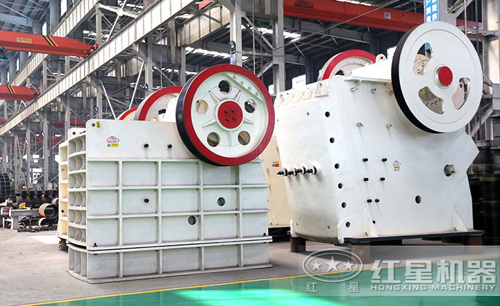 顎式破碎機(jī)實(shí)拍圖，型號(hào)多樣，價(jià)格在10-80萬之間